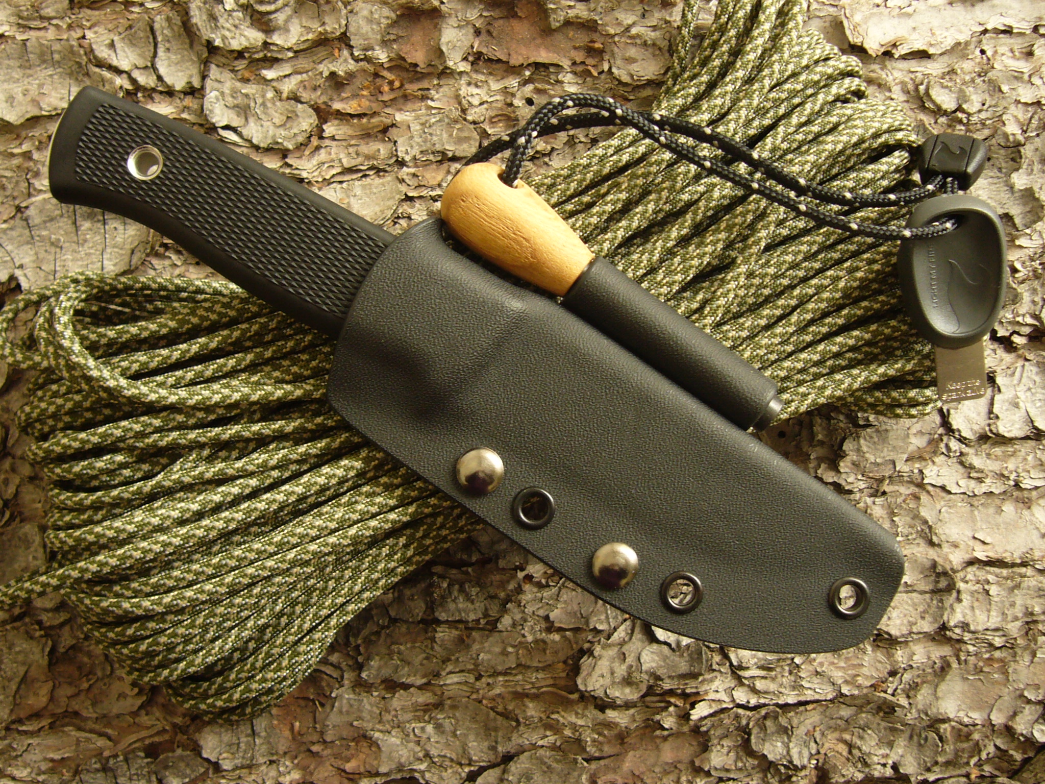 Kydex Scheide in schwarz mit Firesteel-Halter für Fällkniven F1